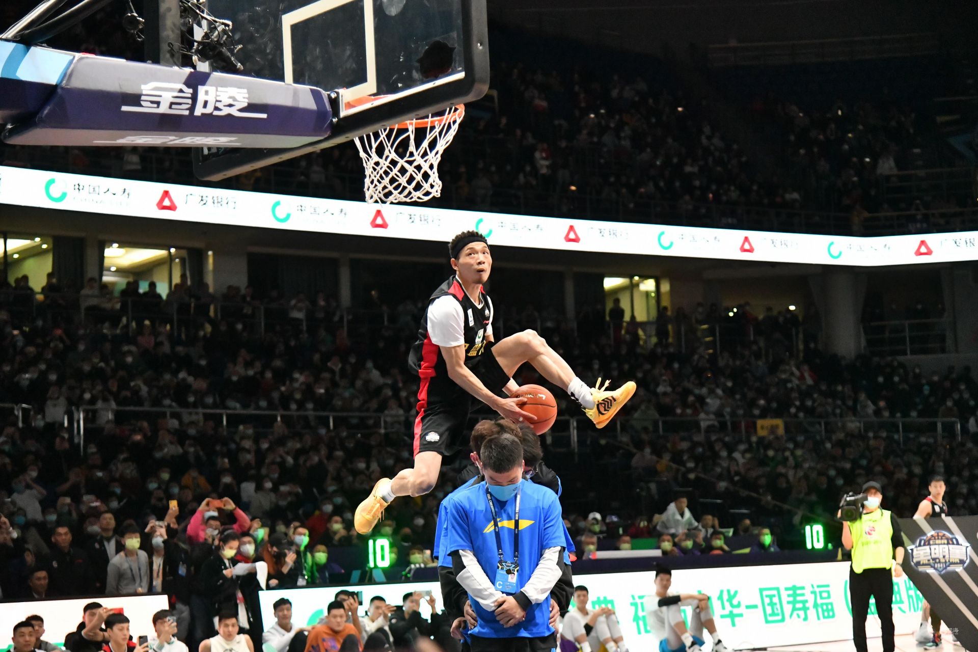 上取决于他 上取决于他